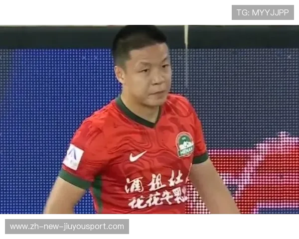 石家庄功夫牛梓屹中场抢断，顺势直传身后形成单刀